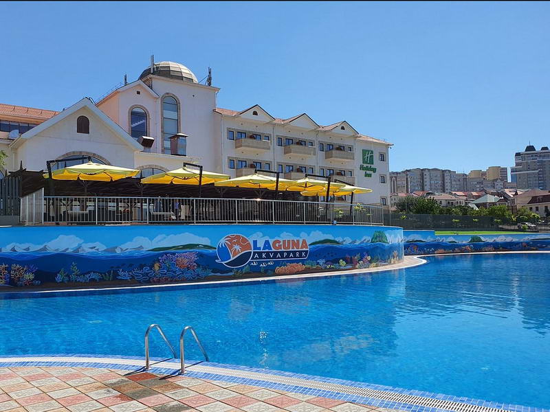 Отель Holiday Inn Aktau Seaside расположен на побережье Каспийского моря